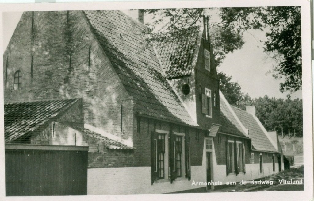 Vlieland; Armenhuis aan de badweg - gelopen., Ophalen of Verzenden, 1940 tot 1960, Gelopen, Waddeneilanden