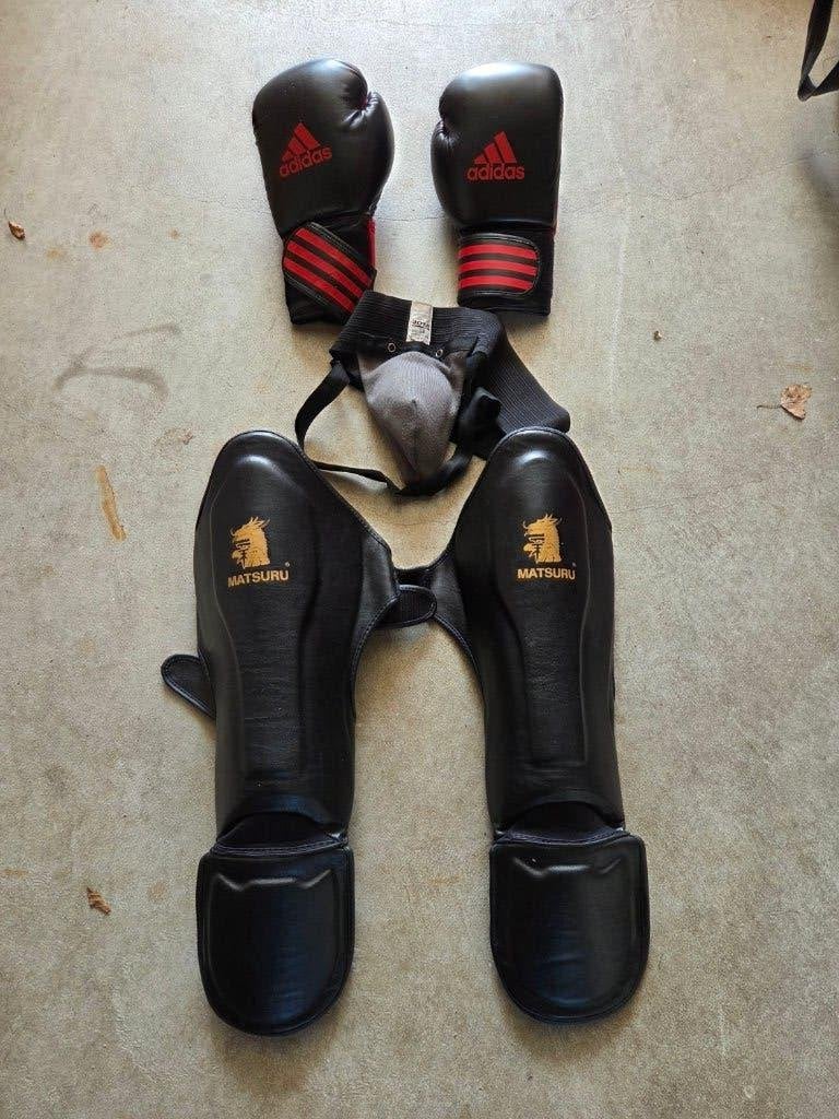 Gebruikte kickbokshandschoenen en scheenbeschermers, Sport en Fitness, Vechtsporten en Zelfverdediging, Ophalen, Gebruikt, Overige