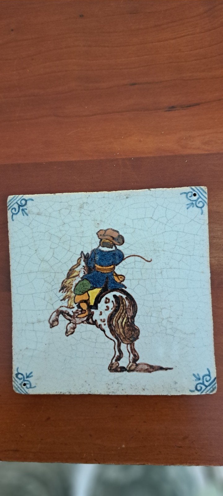 Decoratieve tegel met ruiter op paard, Antiek en Kunst, Antiek | Wandborden en Tegels, Ophalen of Verzenden