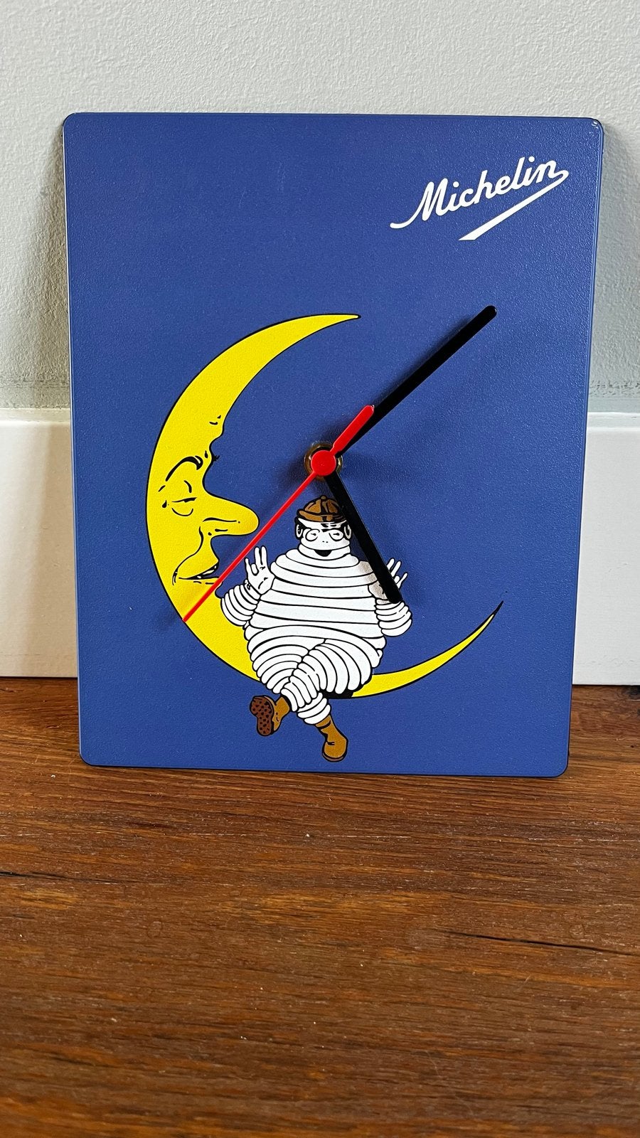 Vintage Michelin Wandklok 24x19cm met Bibendum op Maan, Verzamelen, Ophalen of Verzenden, Zo goed als nieuw, Gebruiksvoorwerp