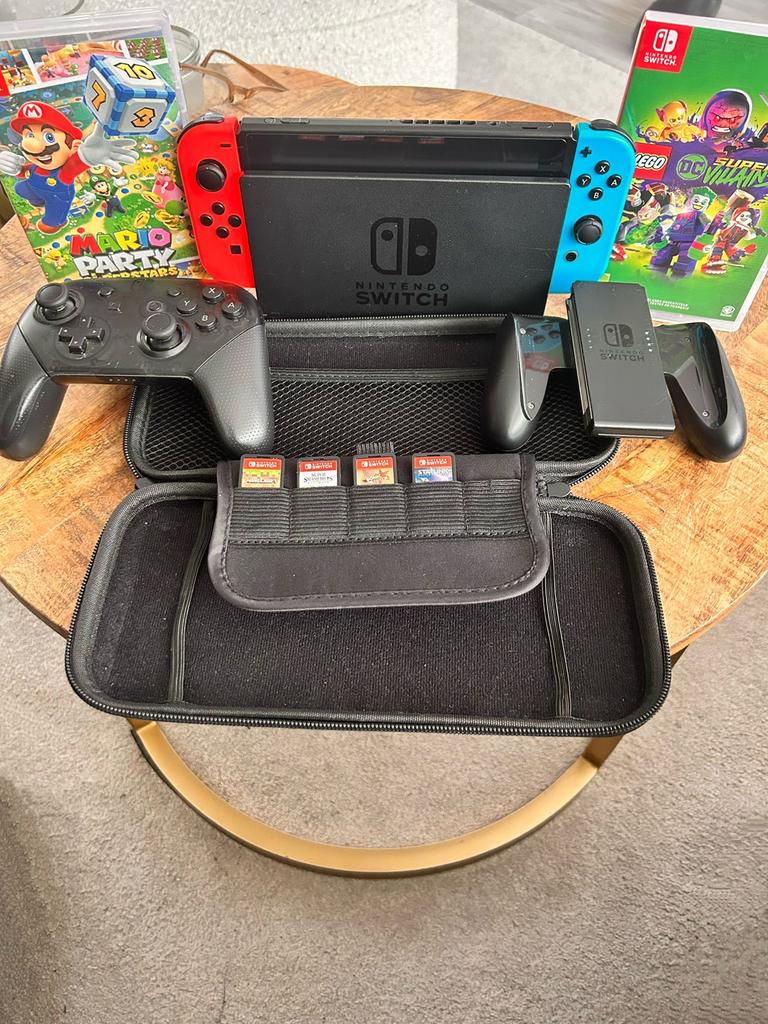 Nintendo Switch (2019 Upgrade) met Pro Controller, Ophalen, Zo goed als nieuw, Met 3 controllers of meer, Switch 2019 Upgrade