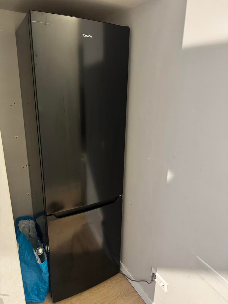 Tomado Koel-vriescombinatie - Zwart, Ophalen, 150 tot 200 liter, Met aparte vriezer, 160 cm of meer
