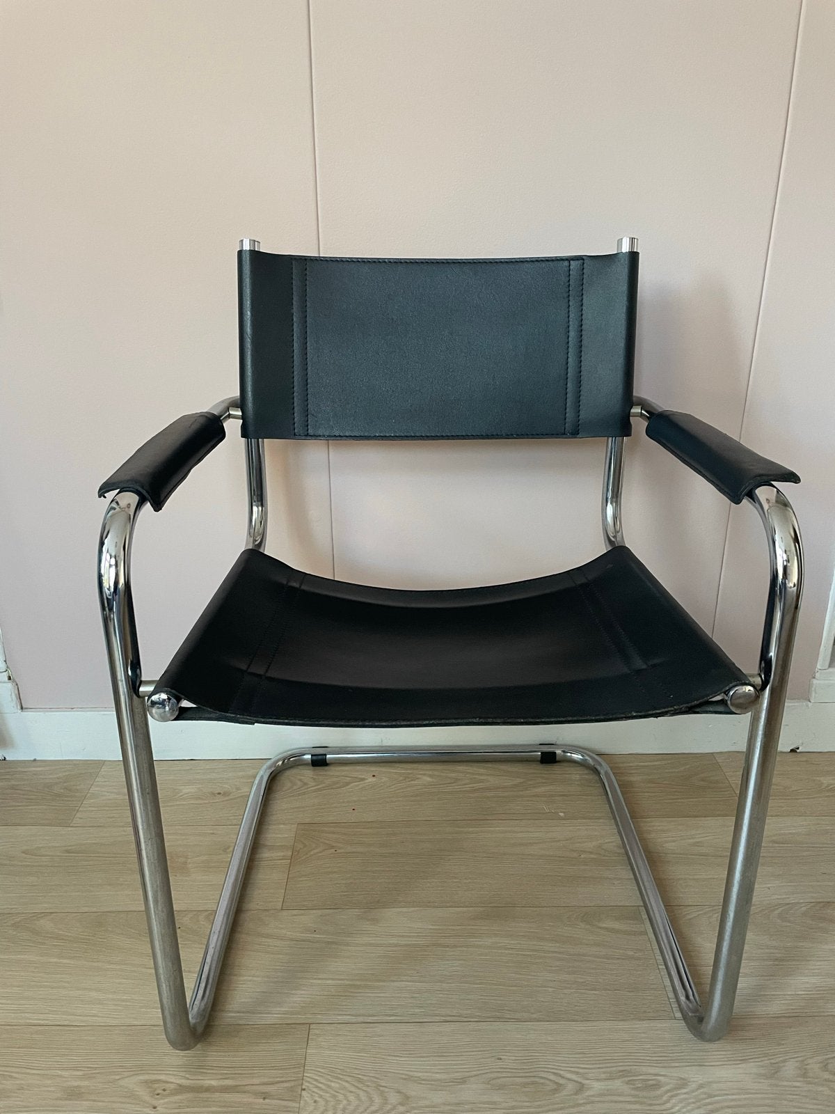 Bauhaus stijl stoel met zwart leer en buisframe, Huis en Inrichting, Ophalen, Zwart, Zo goed als nieuw, Eén
