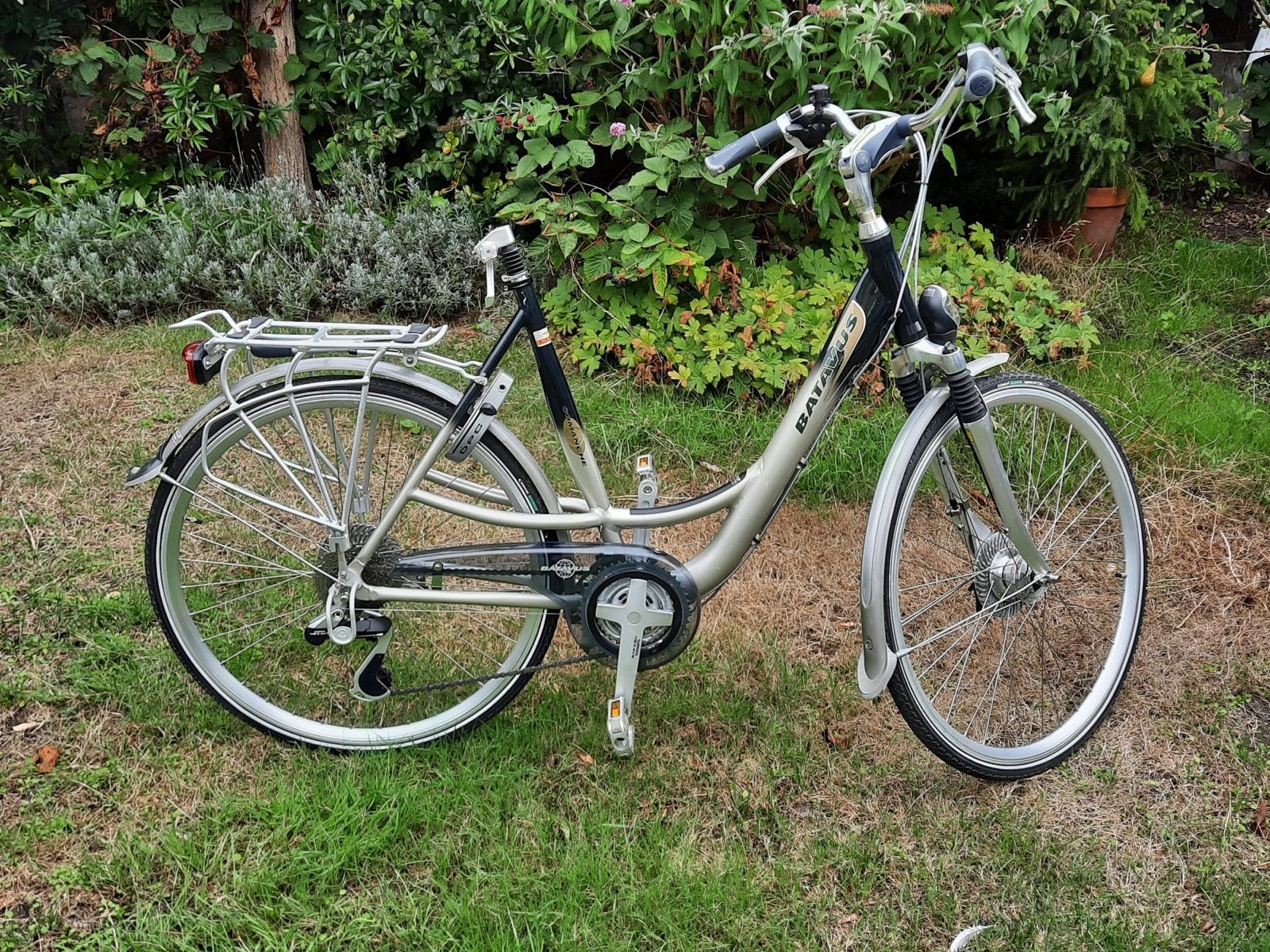 Ongebruikte Batavus fiets met framehoogte 57 cm en zadel, Fietsen en Brommers, Fietsen | Dames | Damesfietsen, Ophalen, Gebruikt
