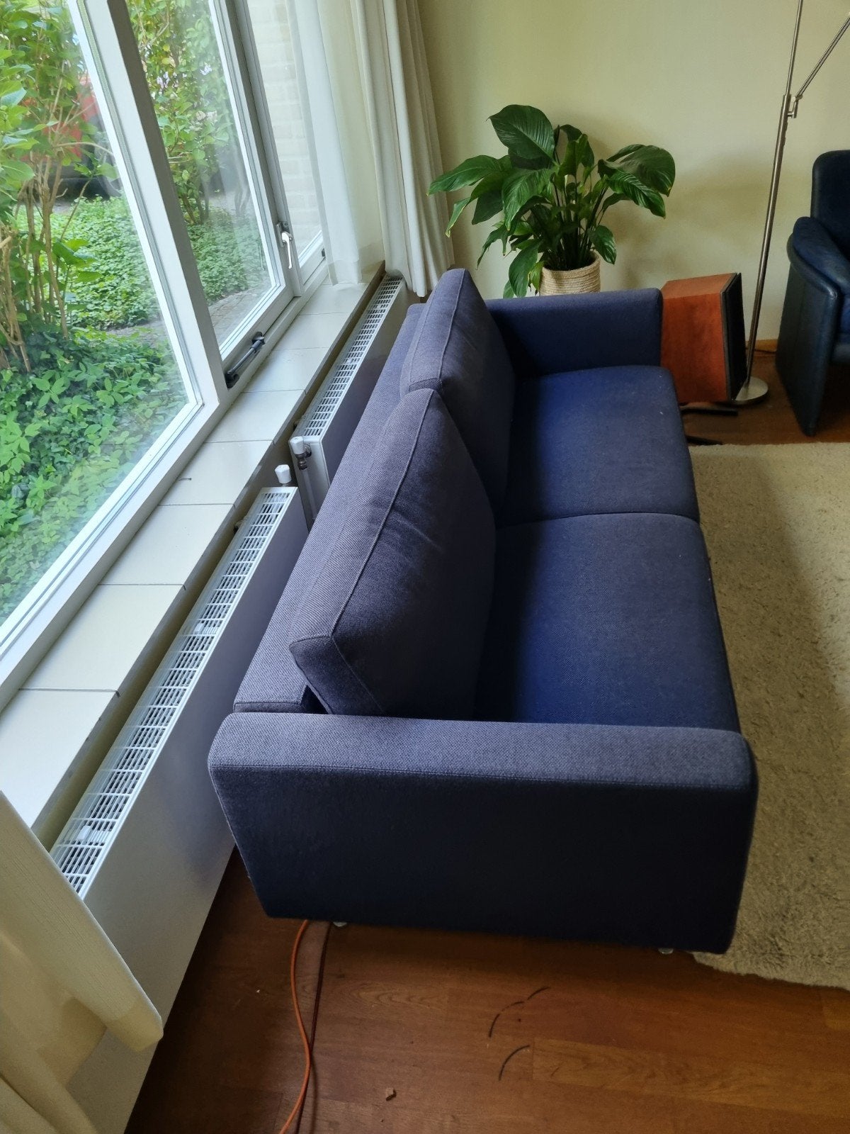 Artifort blauwe bank met metalen pootjes - 200 cm breed, Huis en Inrichting, Banken | Bankstellen, Ophalen, Gebruikt, Minder dan 75 cm
