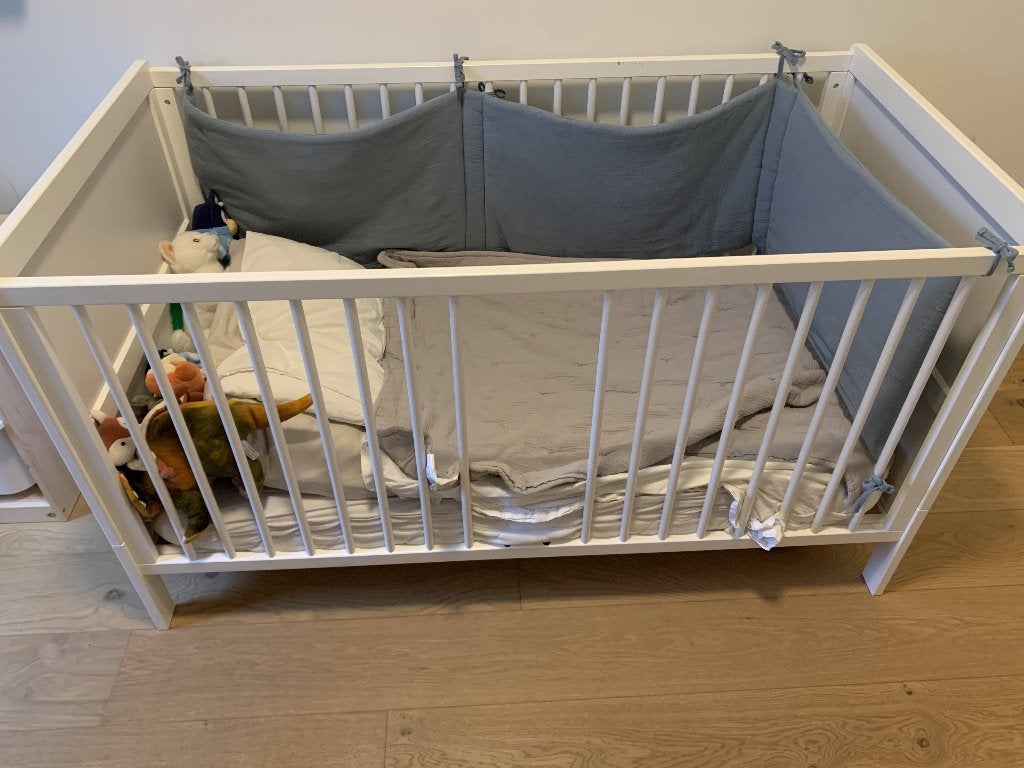Baby crib, mattress and bedding, Kinderen en Baby's, Babywiegjes en Ledikanten, Ophalen, Zo goed als nieuw, Ledikant