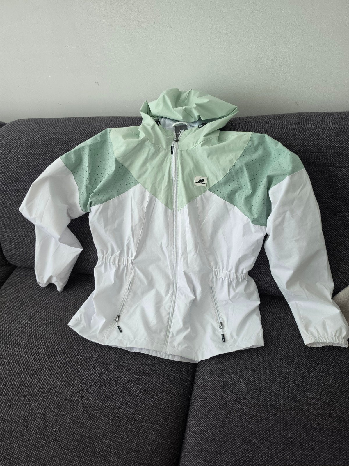 New Balance windjack - lichtgroen en wit, Kleding | Dames, Jassen | Zomer, Maat 38/40 (M), Wit, New Balance, Nieuw