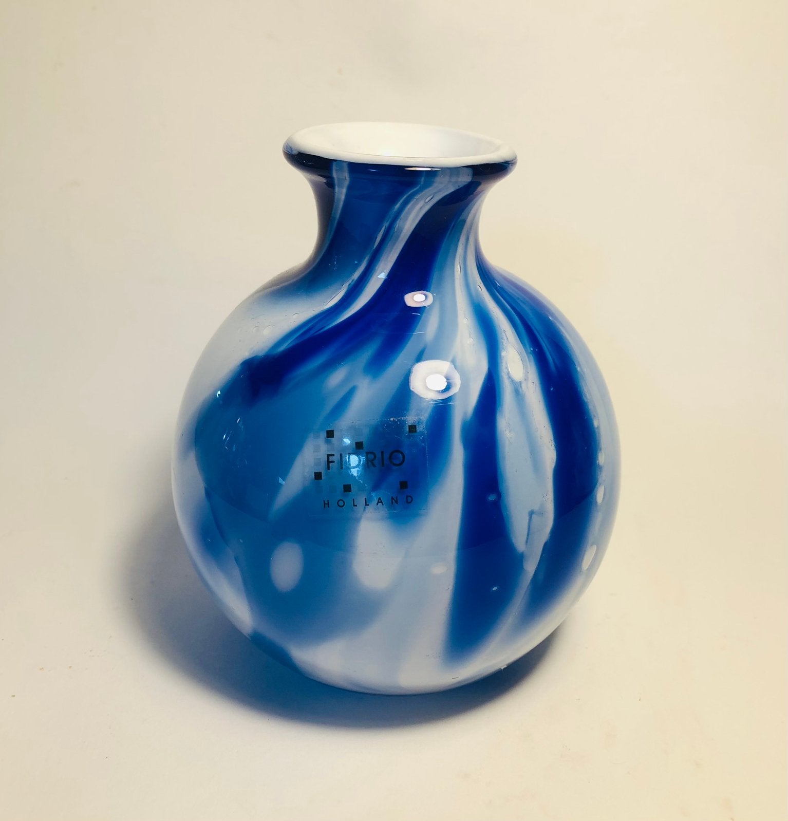 Mooi glazen bolvaasje van Fidrio Holland, wit blauw opaline, Huis en Inrichting, Ophalen of Verzenden, Blauw, Glas