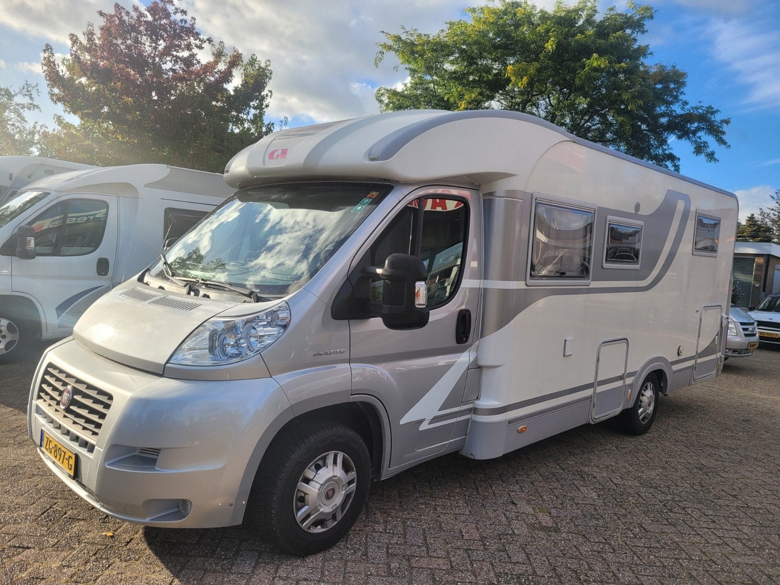 Adria Coral Silver S 690 SP met Queensbed 2x airco luchtveri