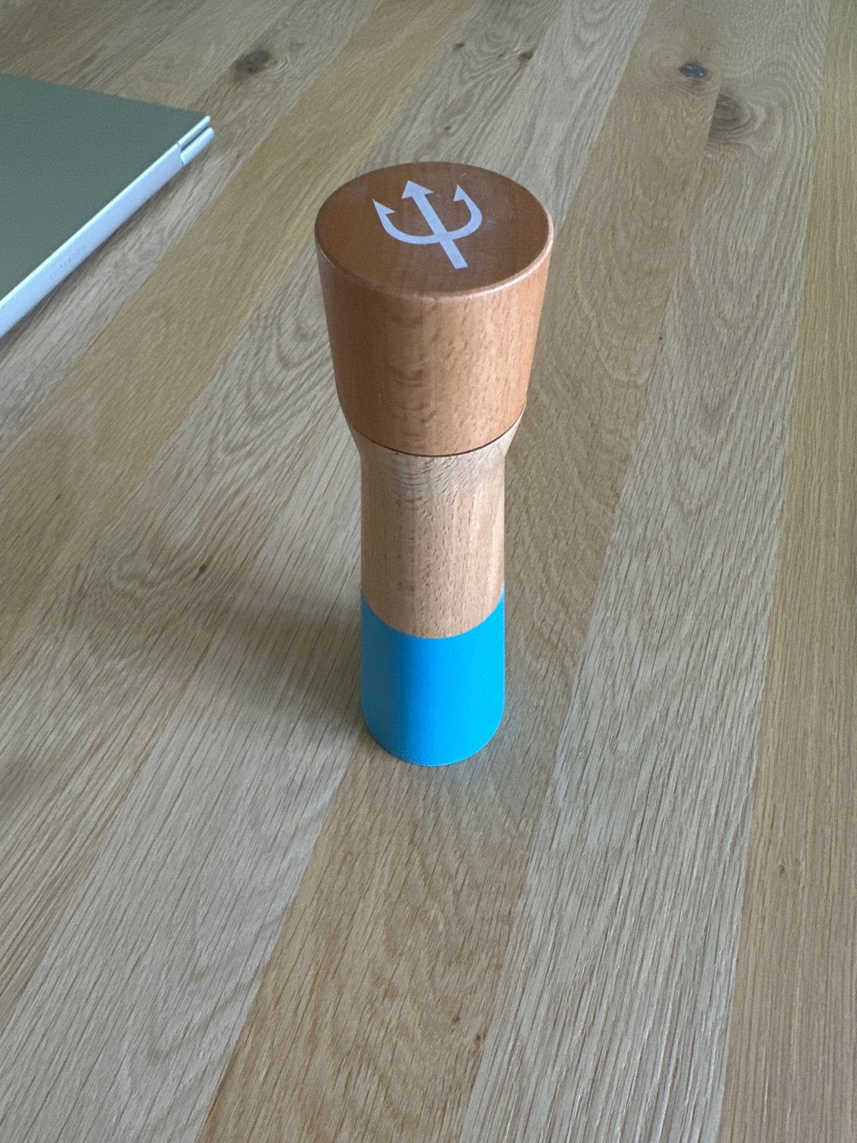 Stijlvolle peper- of zoutmolen van hout, Ophalen, Nieuw, Hout, Meerkleurig