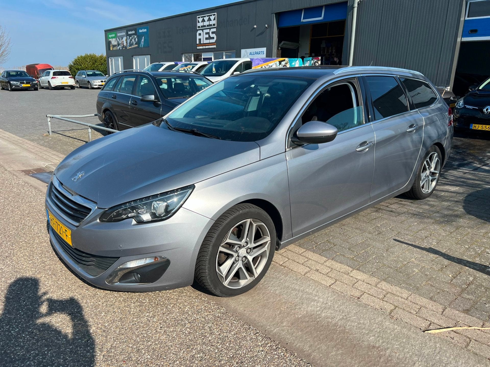Peugeot 308 SW 1.2 PureTech / BJ : 2015 / Pano / PDC / Camer, Auto's, Peugeot, Gebruikt, Euro 6, 1199 cc, 1165 kg