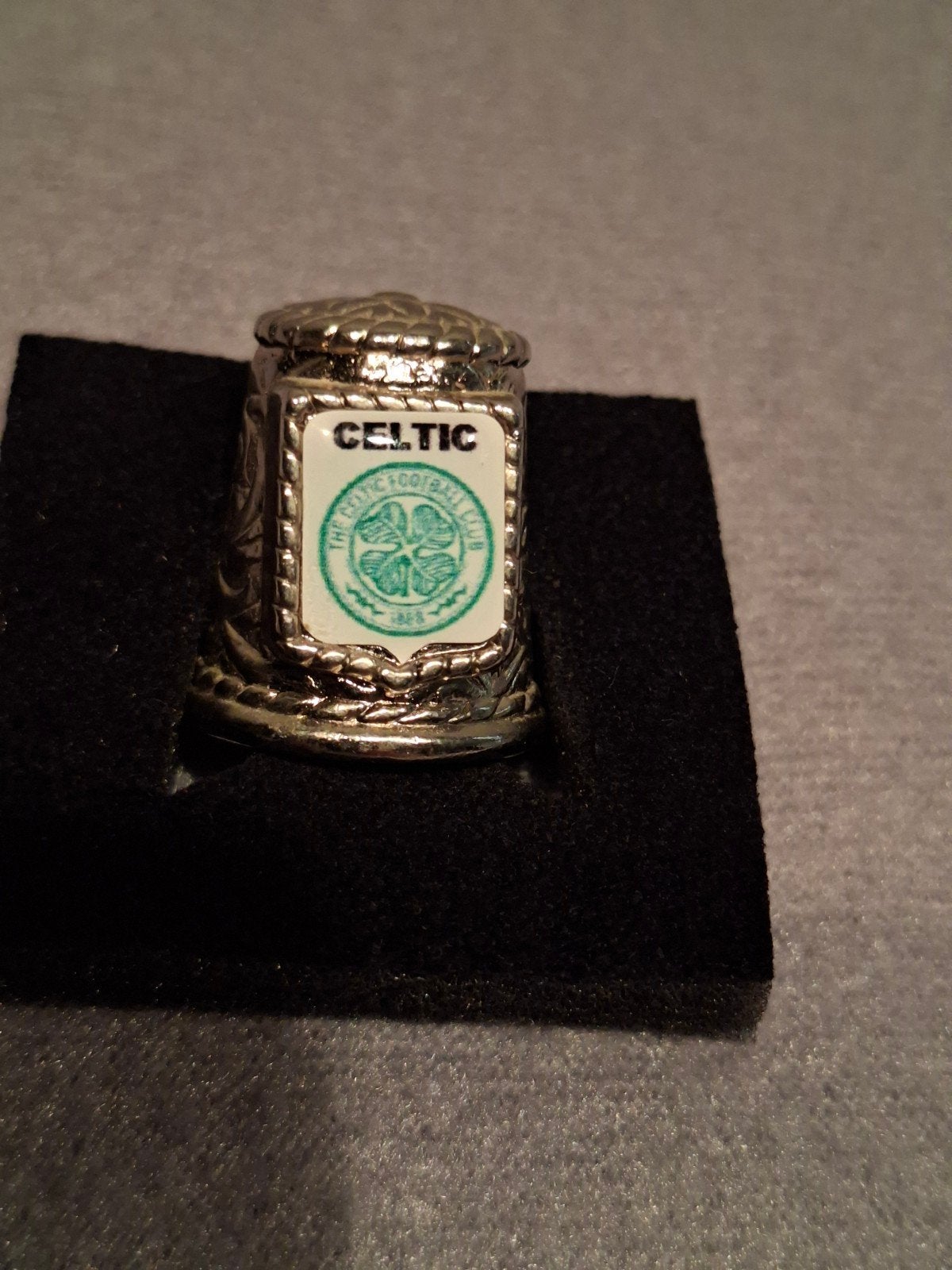 Vingerhoedje voetbal FC CELTIC ( metaal ), Overige materialen, Reliëf, Ophalen of Verzenden, Zo goed als nieuw