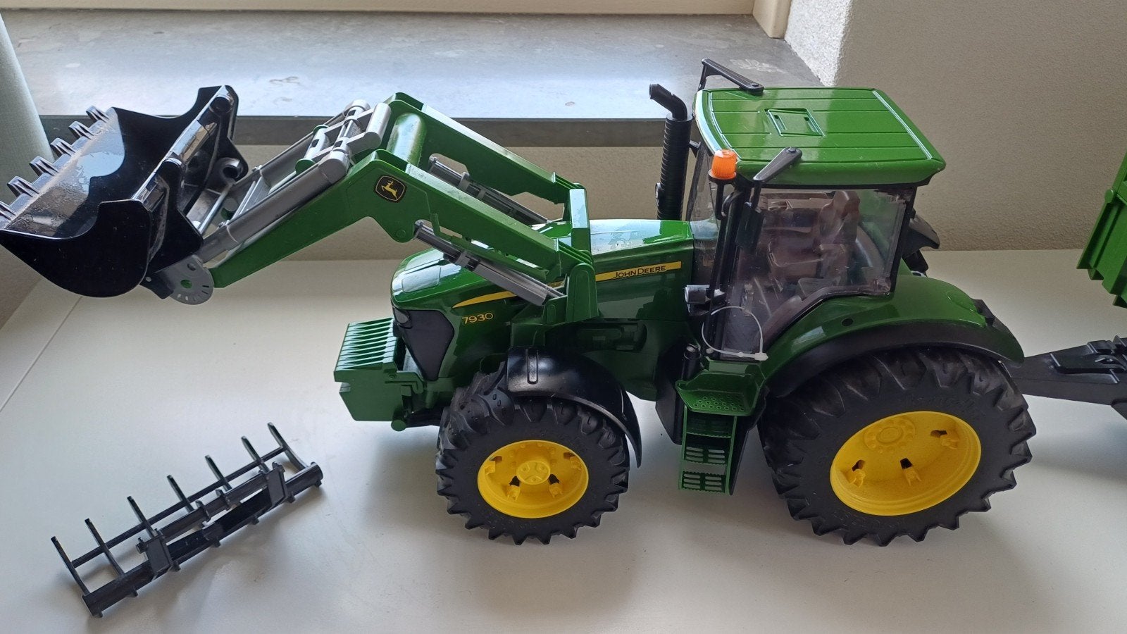 Bruder John Deere tractor met voorlader en aanhanger, Verzenden, Zo goed als nieuw