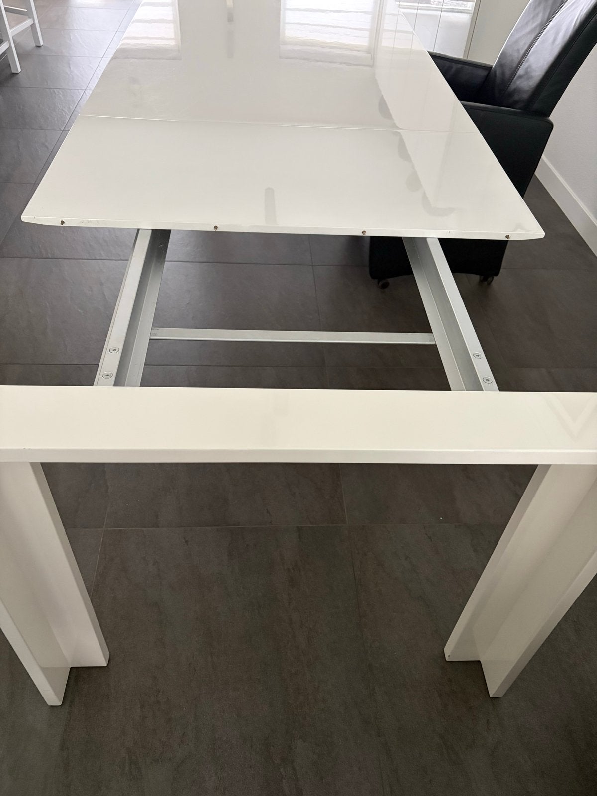 Foto 8 van Uitschuifbare eettafel met 8 lederen stoelen op wieltjes