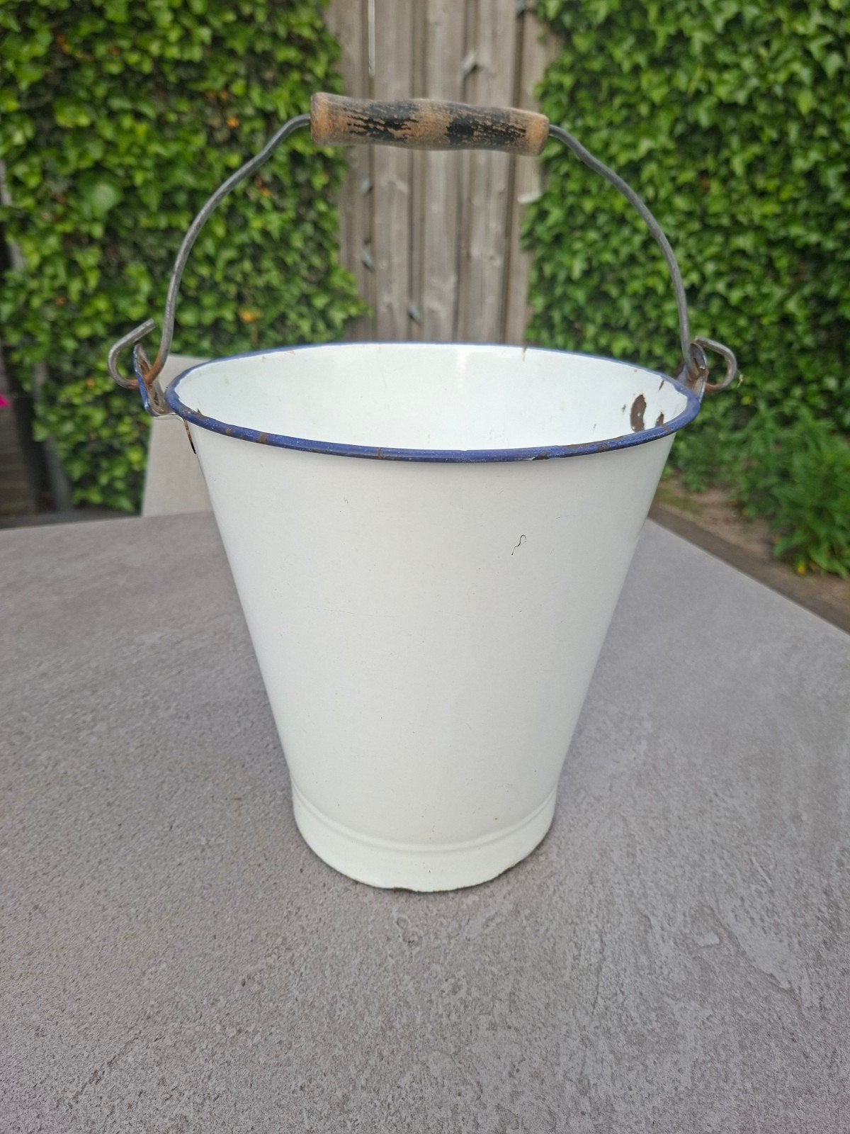 Vintage geëmailleerde emmer met houten handvat, Antiek en Kunst, Ophalen