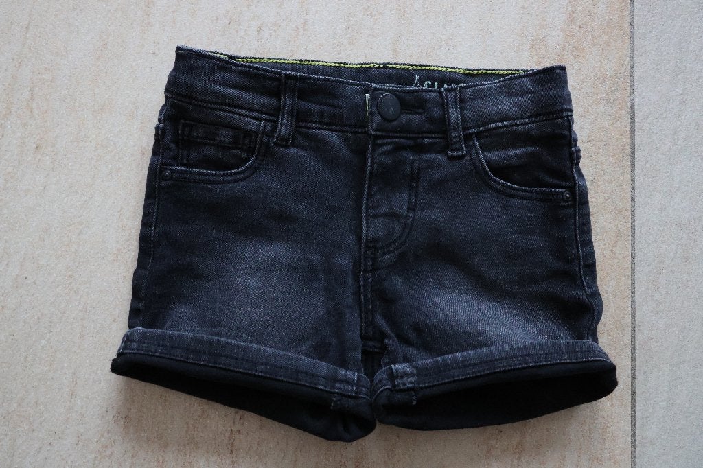 IZGS kort spijkerbroekje jeans short zwart Hema 116, Kinderen en Baby's, Kinderkleding | Maat 116, Meisje, Zo goed als nieuw, Hema