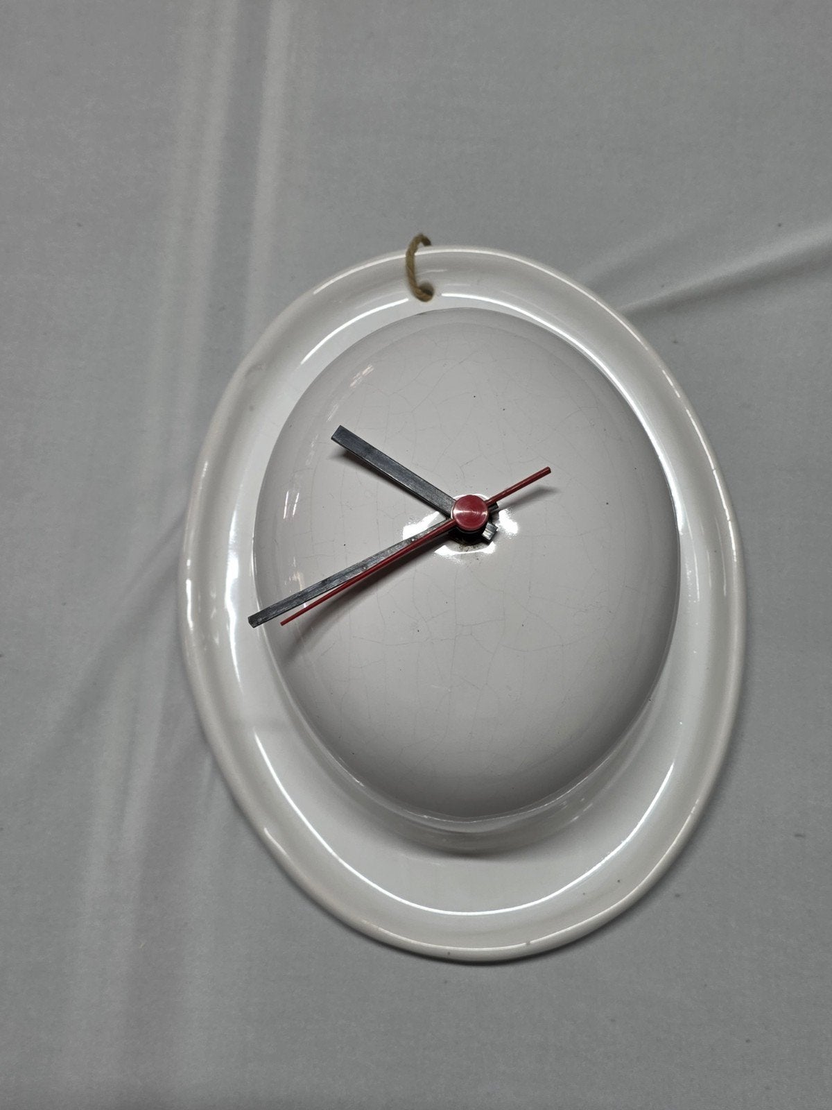 Unieke keramische wandklok in hoedvorm, Ophalen of Verzenden