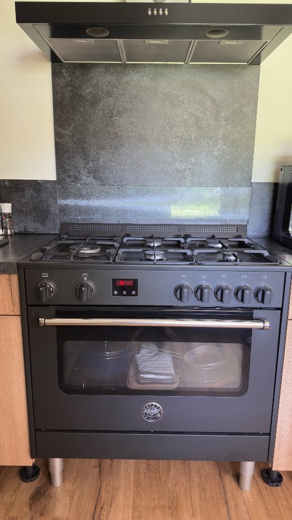 Bertazzoni Italiaans design fornuis met oven en afzuigkap, Ophalen, 60 cm of meer, 4 kookzones, Zo goed als nieuw
