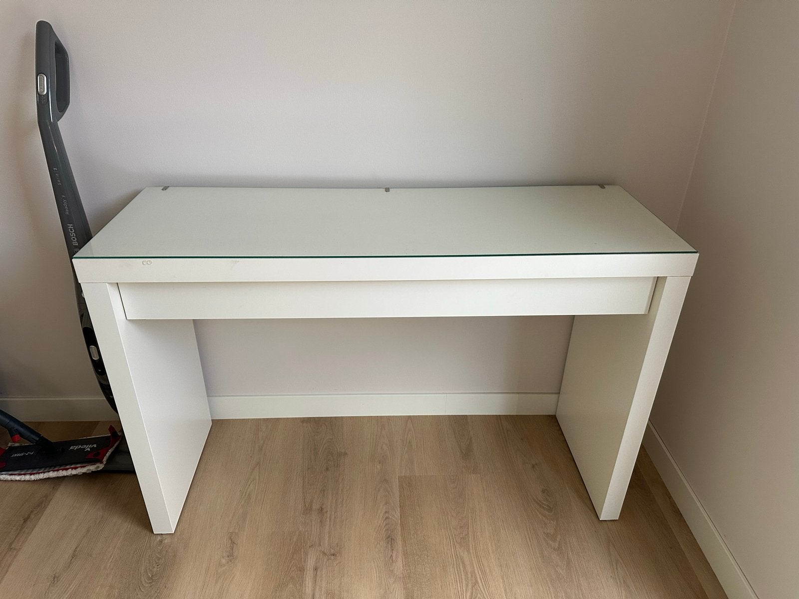 Ikea MALM Toilettafel / bureau in wit - zo goed als nieuw, Ophalen, Met lades, Zo goed als nieuw, Computerbureau