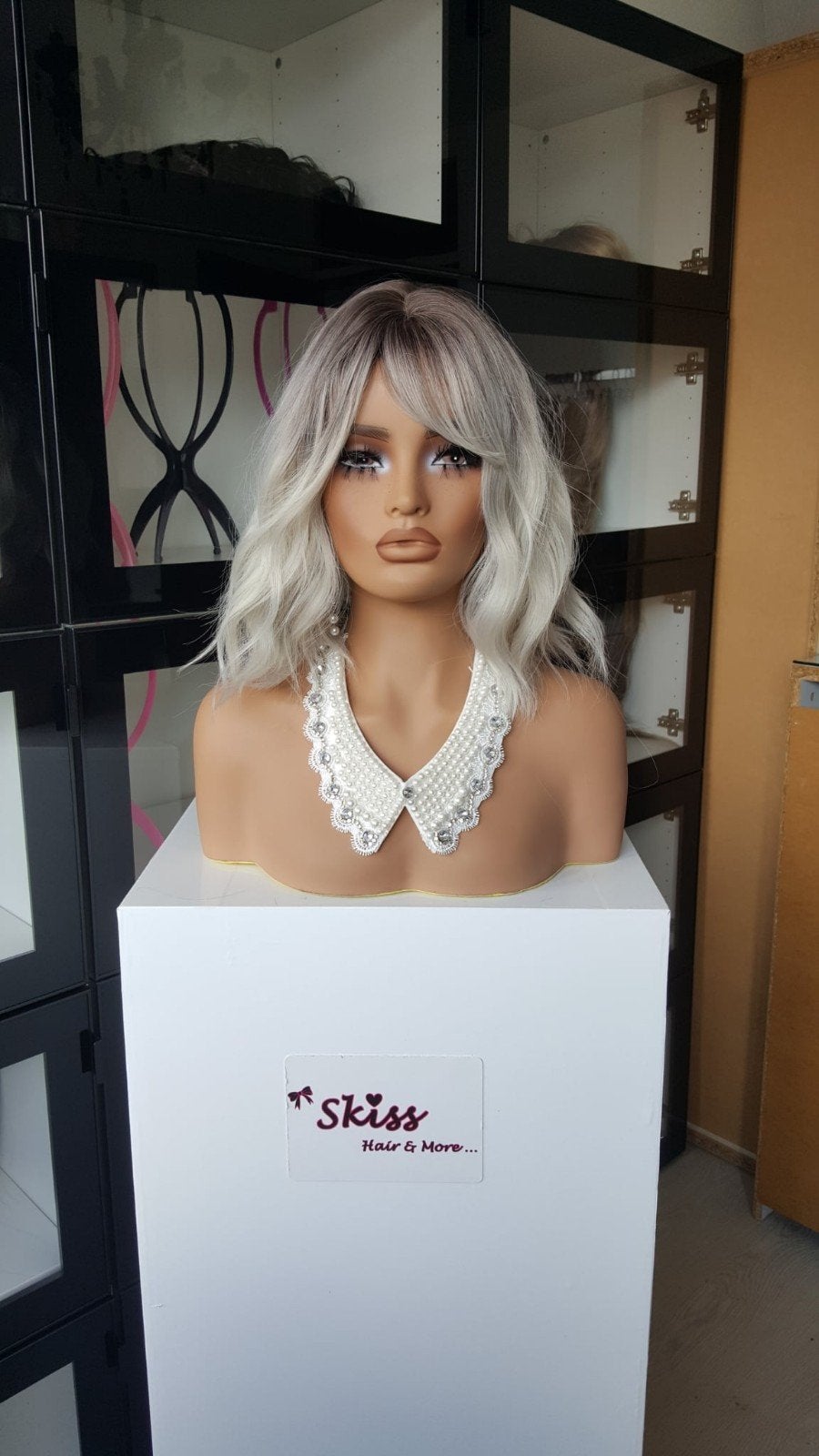 Pruik Pony/Lok: Uitgroei / Ijzig blond / Grijzig - Bob model, Ophalen of Verzenden, Nieuw, Pruik of Haarverlenging