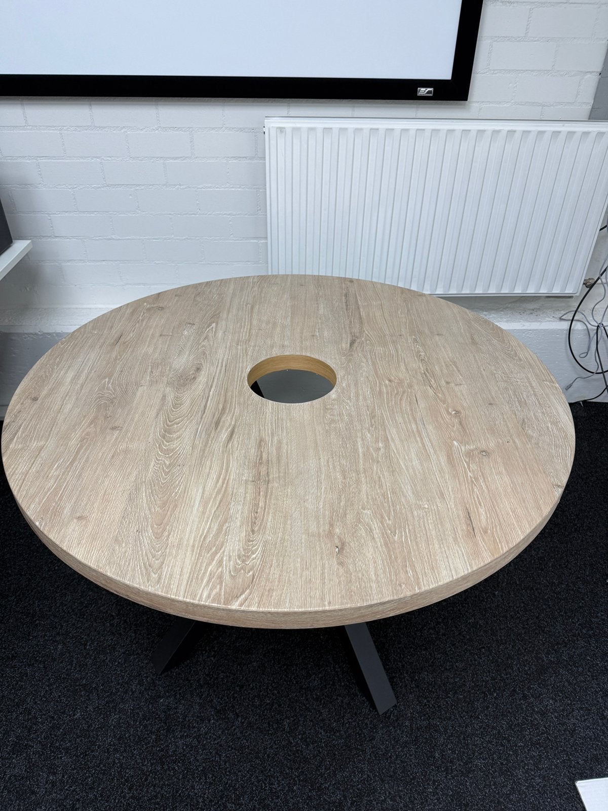 BIEDEN: Ronde tafel met zwart metalen onderstel, Ophalen, Gebruikt, 100 tot 150 cm, Rond