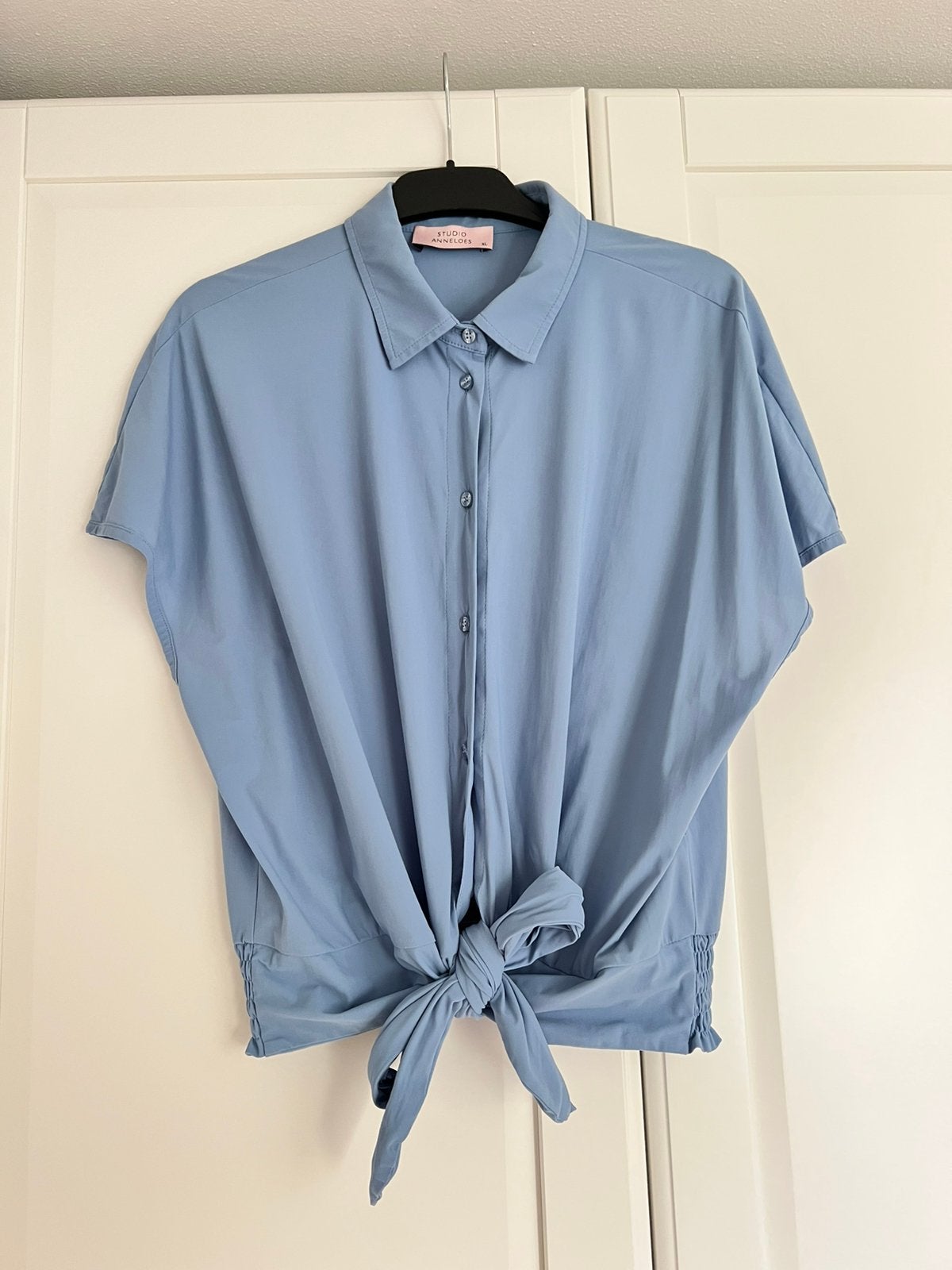Studio anneloes knot blouse XL mid blue travelstof, Blauw, Maat 46/48 (XL) of groter, Ophalen of Verzenden, Zo goed als nieuw