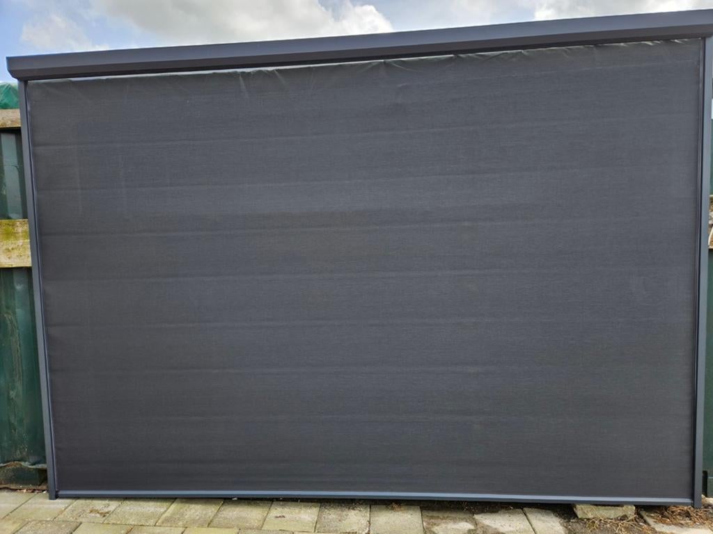 Z.g.a.n. electrisch screen met afstandsbediening, Ophalen, 200 cm of meer, Aluminium, Zo goed als nieuw