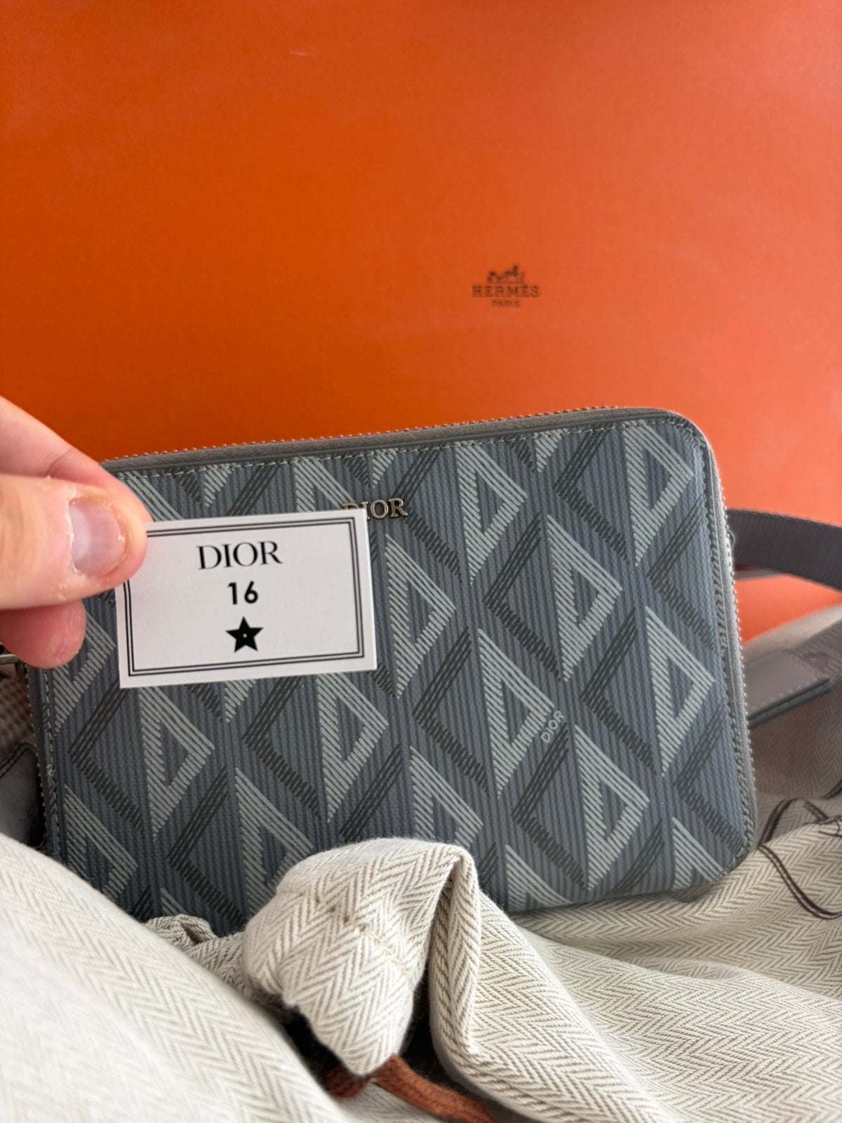 Dior zipped compact heren schoudertas, Sieraden, Tassen en Uiterlijk, Tassen | Schoudertassen, Zo goed als nieuw, Grijs, Leer