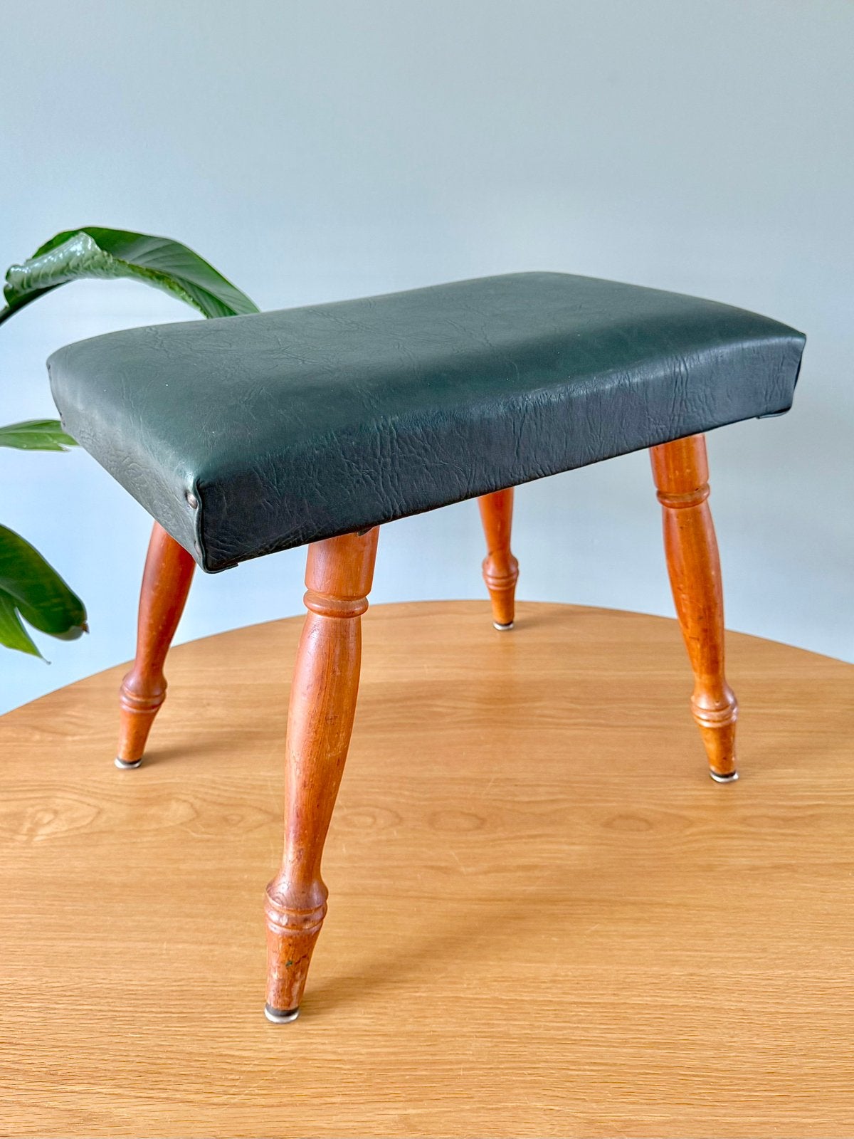 Vintage donkergroen houten voetenbankje kruk bankje, Ophalen of Verzenden, Gebruikt, Hout