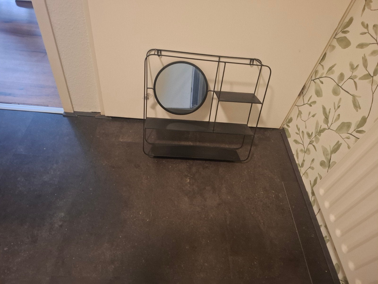 Zwart metalen wandrek met spiegel, Ophalen, Zo goed als nieuw