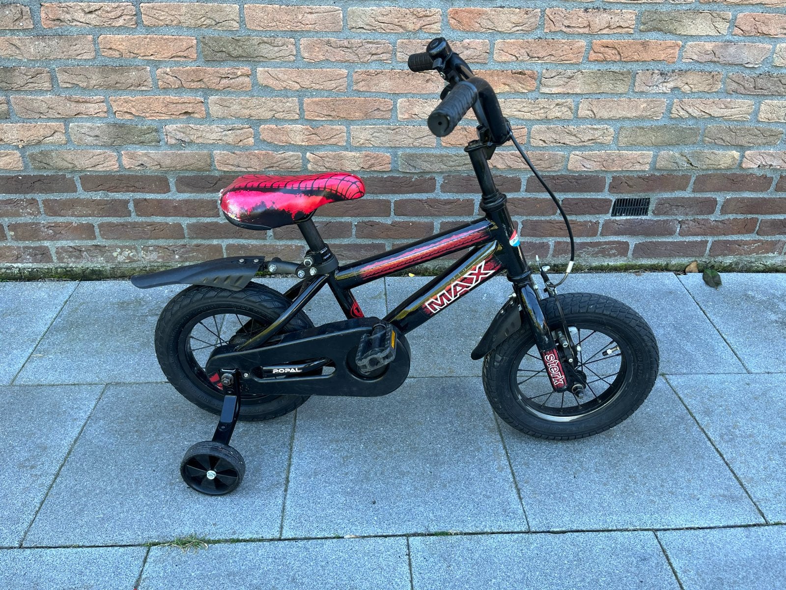 Kinderfiets MAX met zijwieltjes - Zwart/Rood, Ophalen, Terugtraprem, Zijwieltjes, Gebruikt