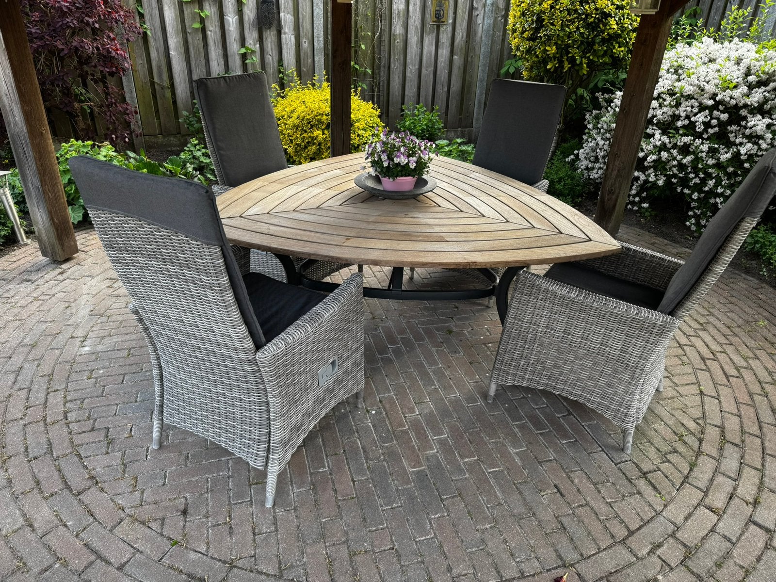 Tuinset driehoekige tafel + 4 stoelen, Ophalen, 4 zitplaatsen, Hardhout, Zo goed als nieuw