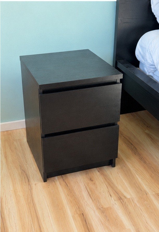 IKEA MALM nachtkastje zwartbruin – 2 lades, Ophalen, Gebruikt, 55 tot 70 cm, 45 tot 65 cm