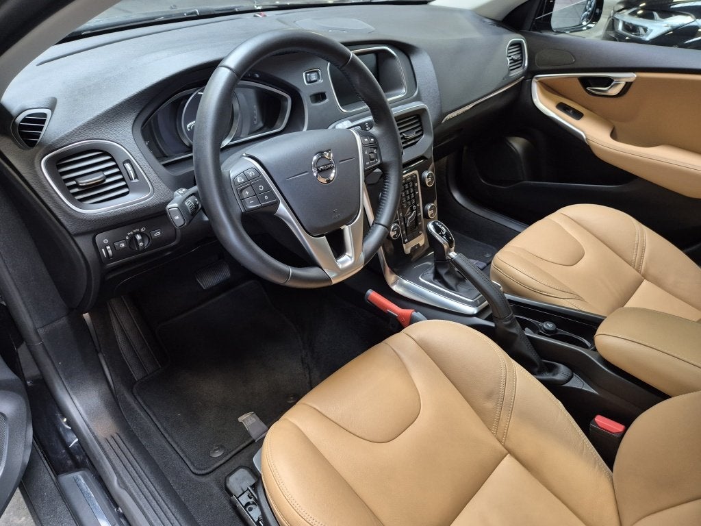 Volvo V40 Cross Country 1.5 T3 Polar+ Luxury, Auto's, 12 maanden, Euro 6, 4 cilinders, Zwart