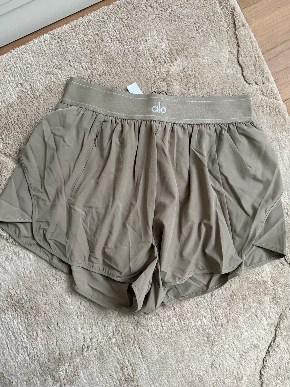 Alo Yoga shorts Limited, Maat 38/40 (M), Beige, Nieuw, Ophalen of Verzenden