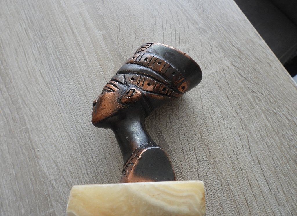 Koperen buste van Nefertiti op marmeren sokkel, Buste, Gepatineerd, Ophalen of Verzenden, 20 - 50 cm
