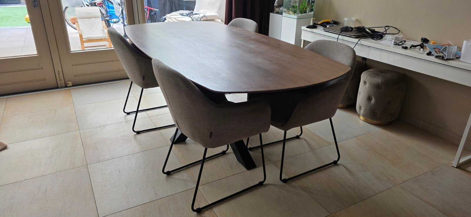 Deense eettafel met 4 beige/ecru Usuals eetkamerstoelen, Ophalen, Zo goed als nieuw, Deens, Scandinavisch, Modern, 4 tot 6 stoelen