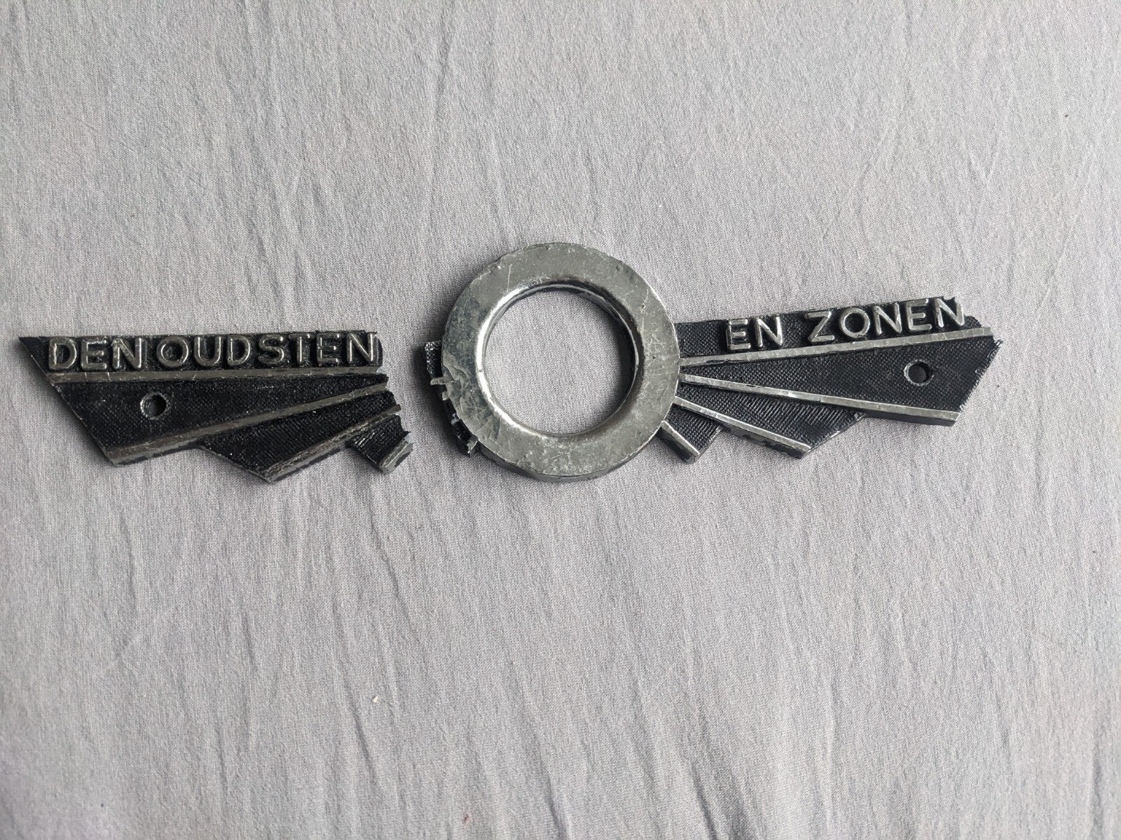 Metalen bus embleem  "den Oudsten en Zonen", Ophalen of Verzenden, Gebruikt, Bus of Metro, Overige typen
