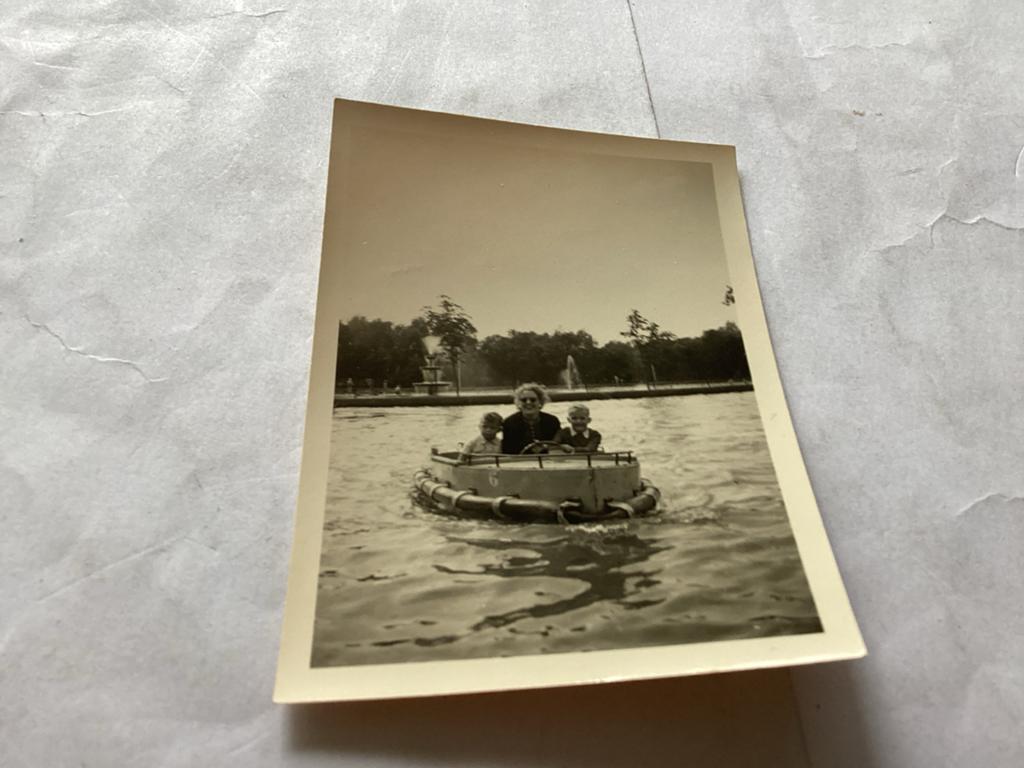 Raateland Vrouw en kinderen in bootje op water, Ophalen of Verzenden, Zo goed als nieuw