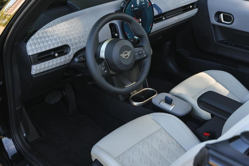 MINI Cabrio Cooper C Automaat / Favoured / Pakket XL / 18" N, 1998 cc, 15 km/l, Gebruikt, 4 stoelen