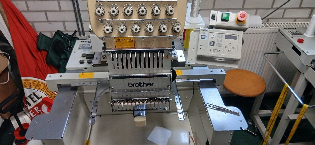 Borduur machine Brother BES en zeer veel frames en garen, Ophalen, Gebruikt, Machineborduren, Borduurmachine