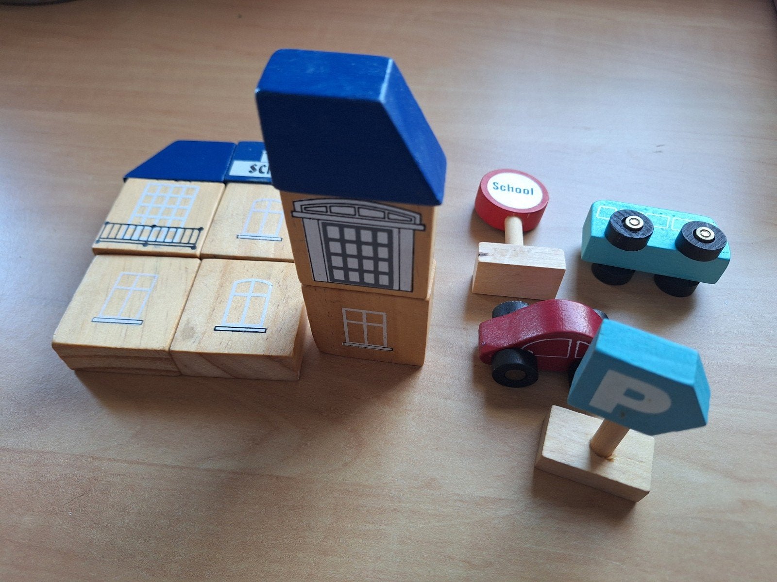 Houten bouwblokken set met voertuigen en verkeersborden, Ophalen of Verzenden