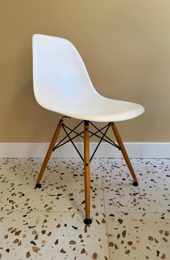 Vitra Eames DSW stoel met houten onderstel 4x, Ophalen, Kunststof, Wit, Design