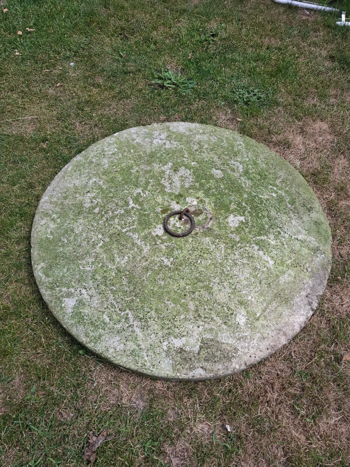 Antiek betonnen putdeksel, diameter 85cm, Ophalen