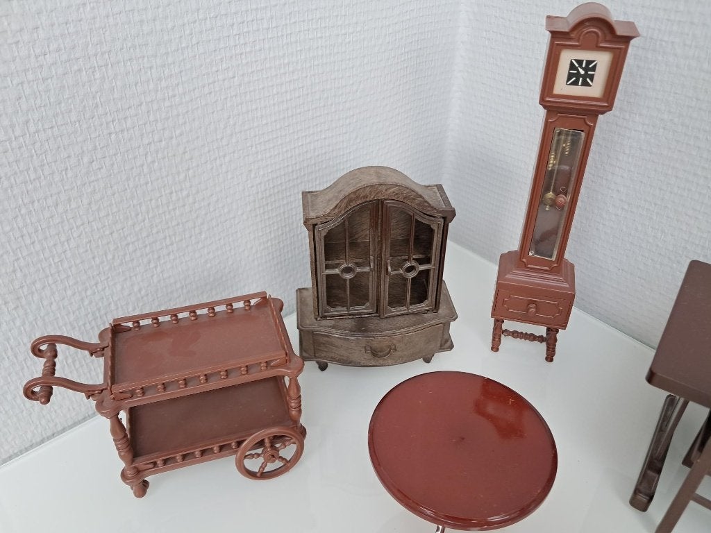 Vintage Barbiemeubels  bureau, kast klok serveerkar tafel, Ophalen of Verzenden, Zo goed als nieuw, Overige typen