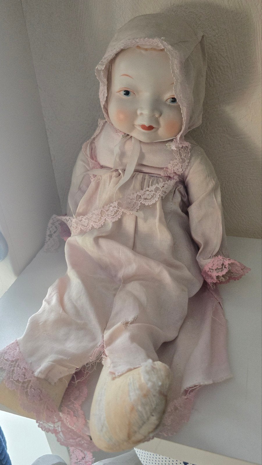 Antieke Babypop met Roze Kleding en Kapje, Ophalen of Verzenden, Gebruikt, Babypop