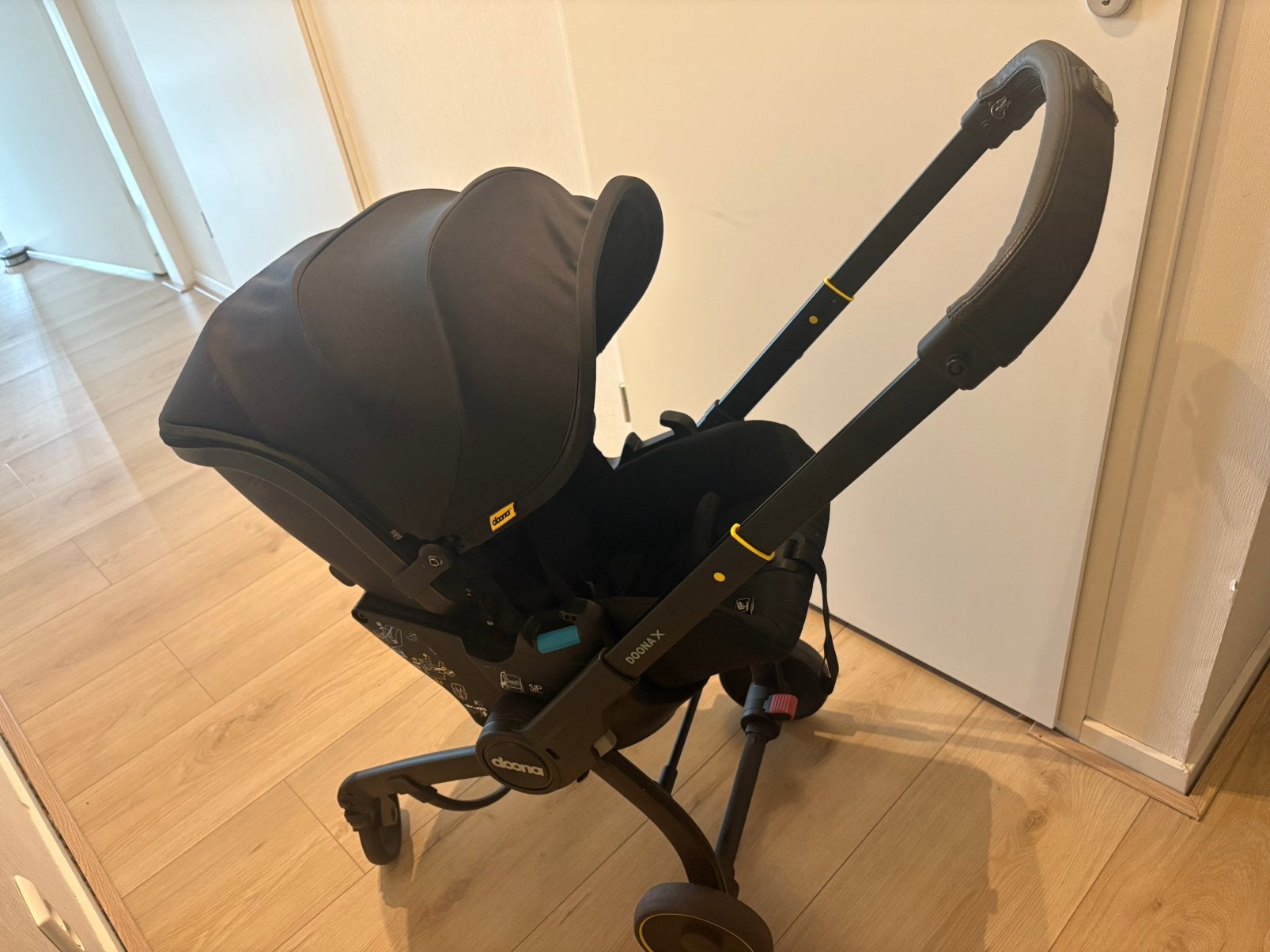MOET WEG! Doona X nitro black inc. accessoires, Ophalen, Zo goed als nieuw