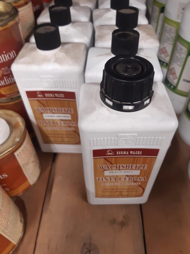 17 flacons van 1 ltr. Borma Wachsbeits,  licht bruin, Antiek en Kunst, Antiek | Meubels | Kasten, Ophalen of Verzenden