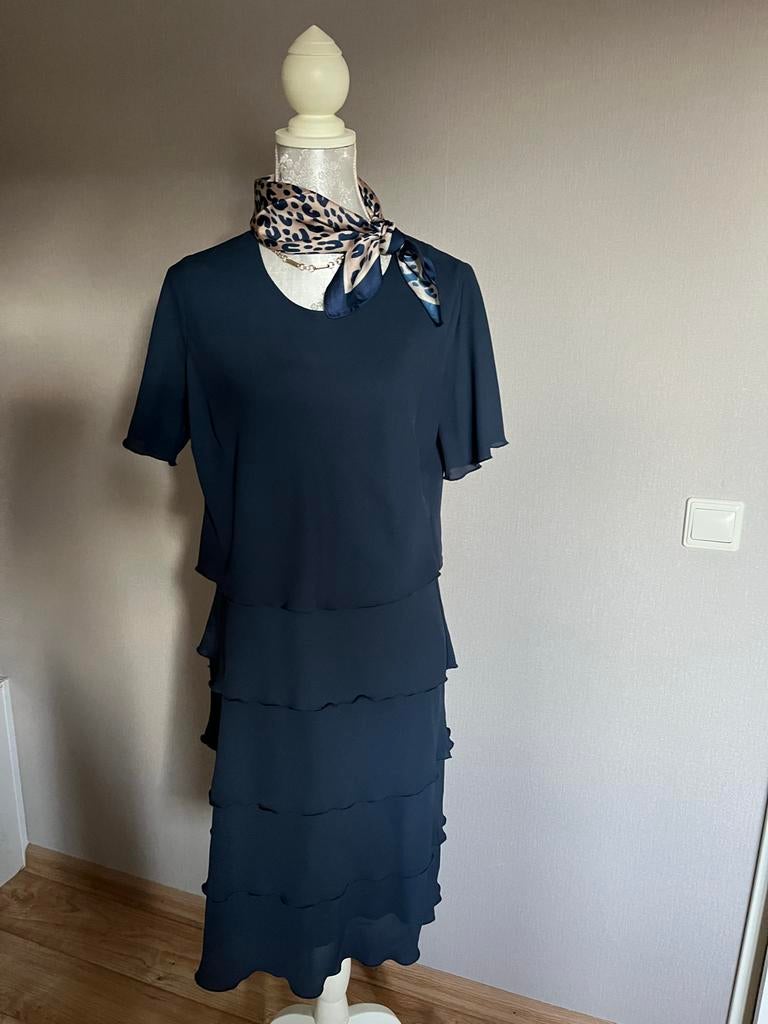 Elegante donkerblauwe jurk met lagen - Maat 42, Maat 38/40 (M), Blauw, Ophalen of Verzenden, Zo goed als nieuw