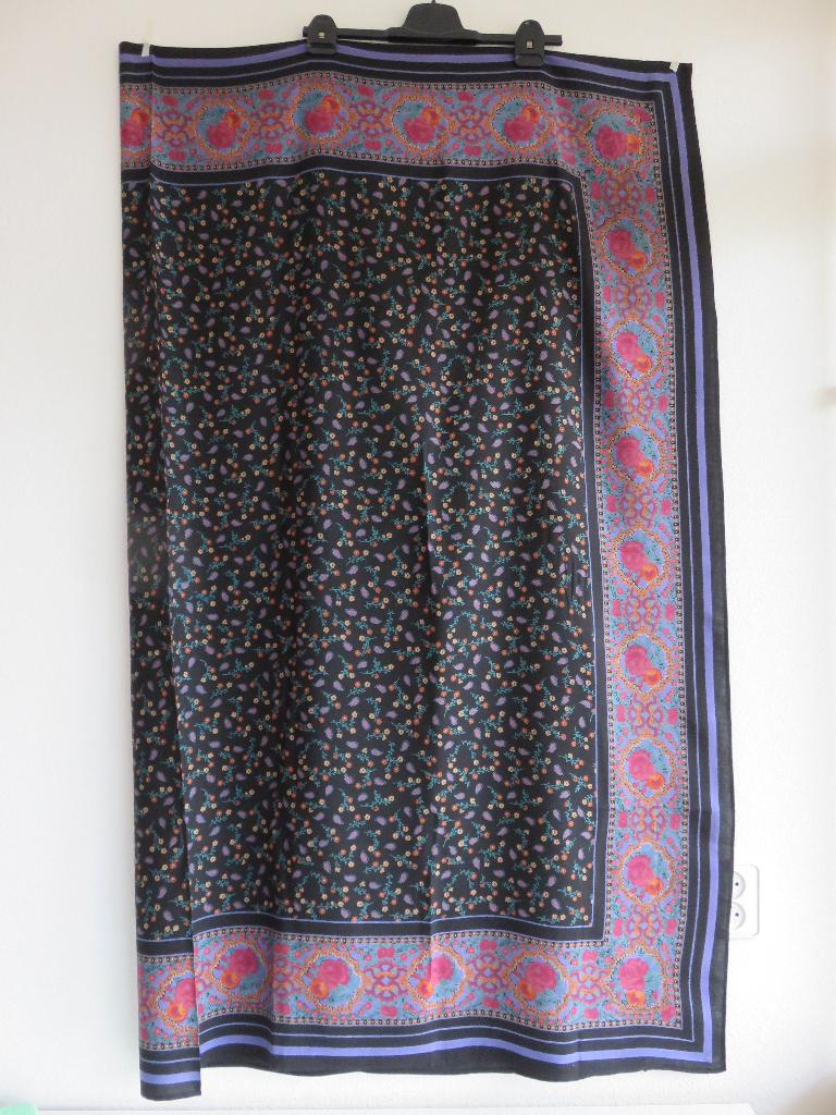 Zwart paars tafelkleed met paisley en bloemen 140 x 160 cm, Ophalen of Verzenden, Zo goed als nieuw, Rechthoek, Binnen
